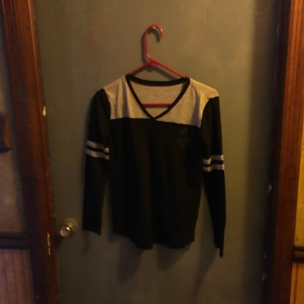 🖤 JUSTICE LONG SLEEVED V-NECK 🖤
